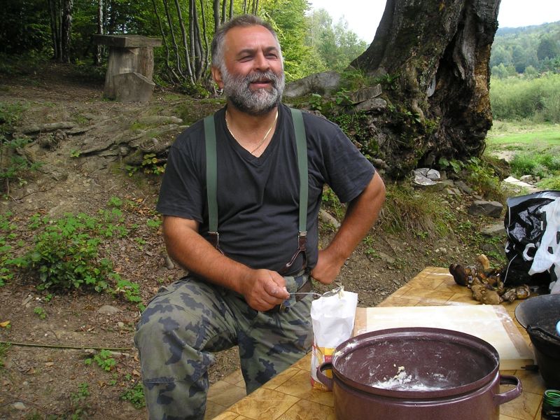 Agat upratuje kuchyňu.jpg